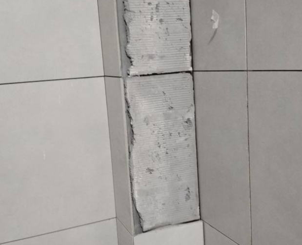 新市瓷砖空鼓维修公司分享下瓷砖施工前基层浇水润湿程度不足，可能导致以下问题