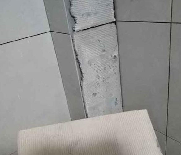 新市瓷砖空鼓维修公司分享下厨房瓷砖脱落的补救措施。